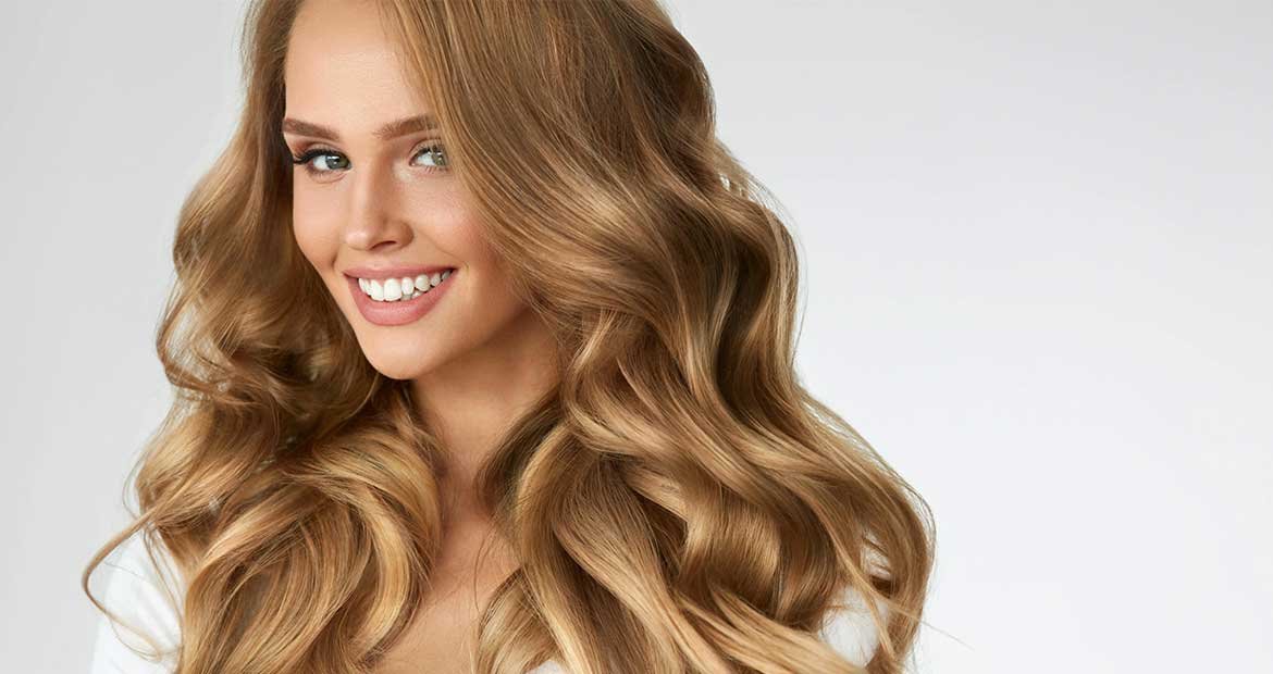 Modelo Com Cabelo Loiro Ondulado Sorrindo